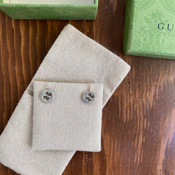 Gucci Interlocking Textured Silver Stud Earrings - Picture 3 of 9